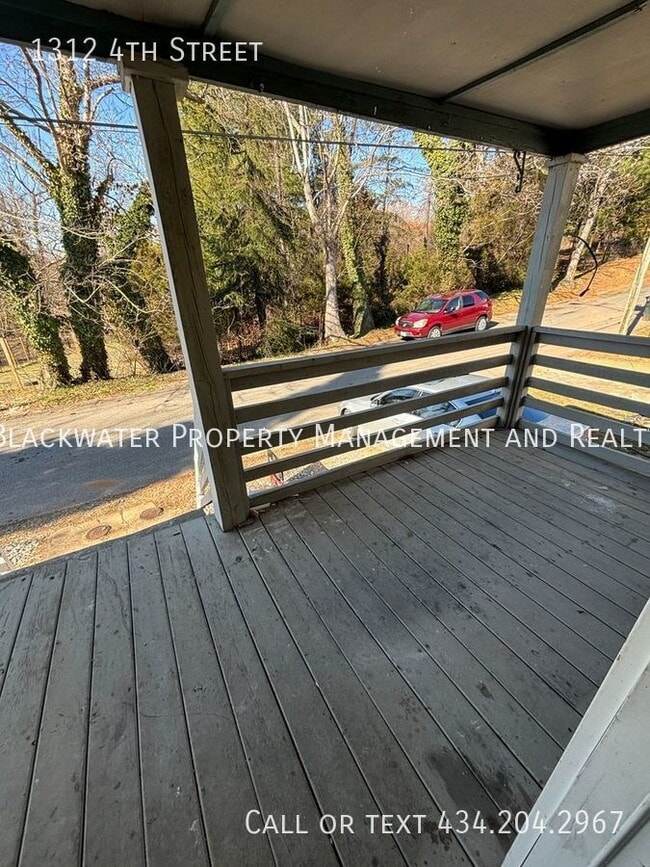 One Bedroom Duplex in the Heart of Lynchburg Apartment Lynchburg, VA