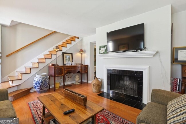 Photo - 73 La Rue Pl NW