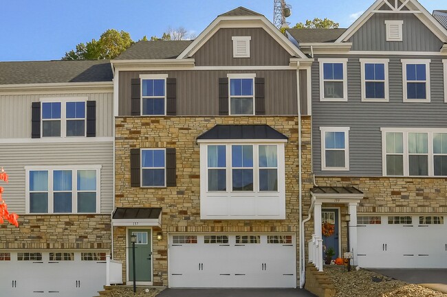 Building Photo - Spacious Townhome For Lease