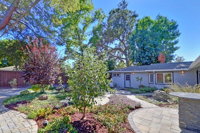 Building Photo - Stunning Central Davis Home