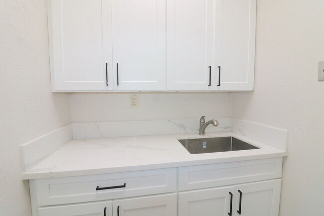 Photo - Lincoln Avenue Unidad 1055 1/2