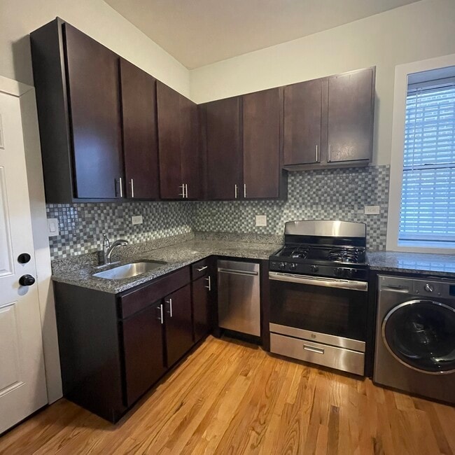 Building Photo - 629 W Oakdale Ave Rental