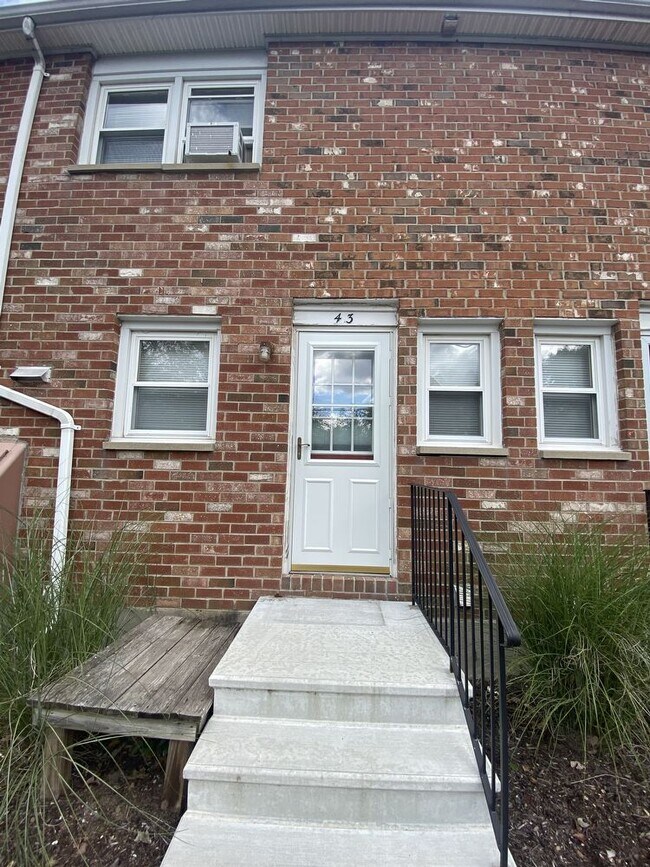 2 Bedroom 1.5 Bathroom townhouse style Condo - 2 Bedroom 1.5 Bathroom townhouse style Condo Unit 43