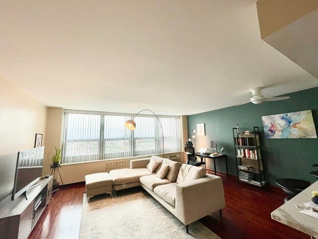 Building Photo - 1255 N Sandburg Ter Unit 2309