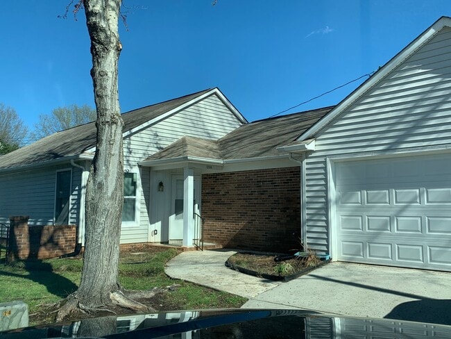 Building Photo - Cozy Living on a quiet cul de sac.
