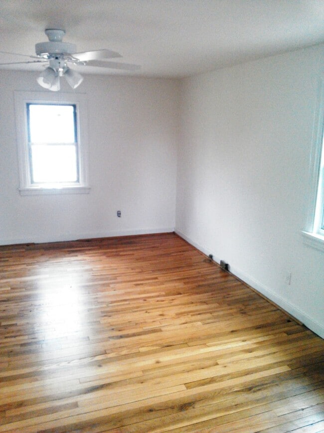 Photo - 3 BR / 1.5 BA Cute Cape Cod with a garage for Rent in Lakeside!