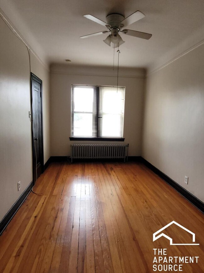 Building Photo - 948 W Cuyler Ave Unit 3