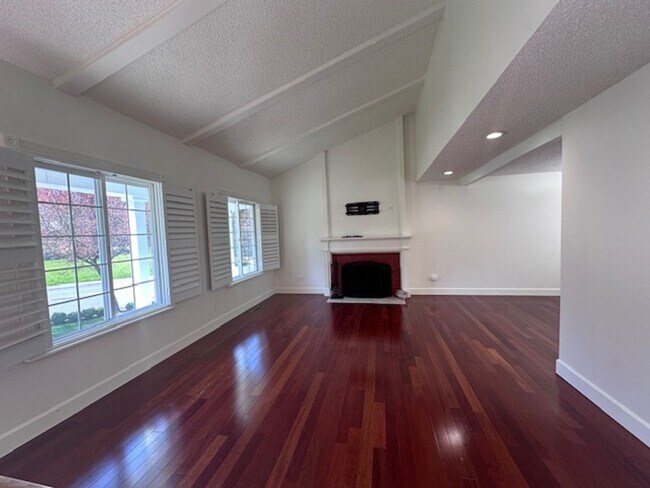 Photo - Charming 4 Bedroom Residence with Expansive Yard