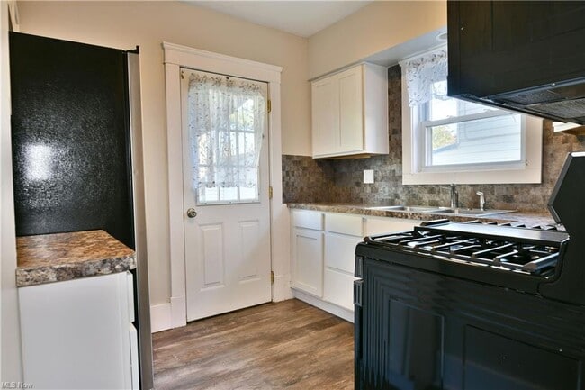 Photo - 781 Oak Knoll Ave SE