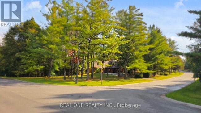 Photo - 465 Woodland Acres Crescent