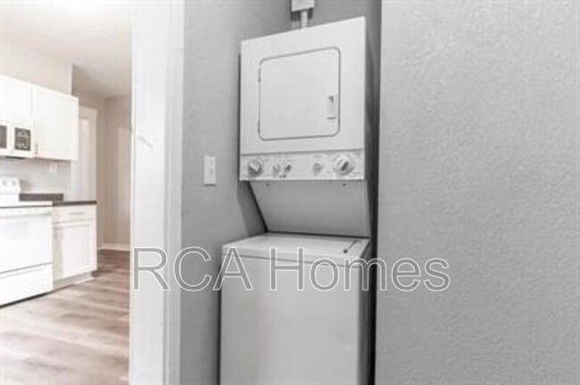 Photo - 2425 N Kenwood Ave