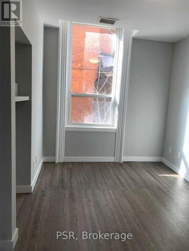 Photo - 205 Gerrard St E