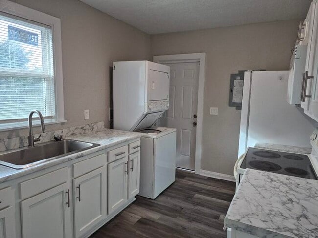 Building Photo - Newly Renovated Upstairs 2 Bedroom Apartment