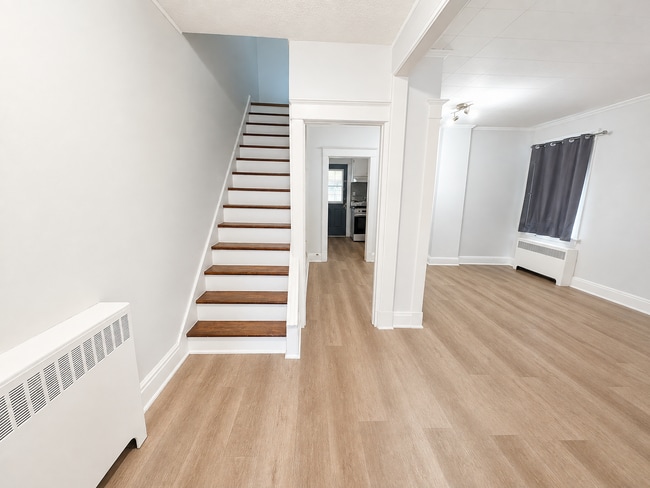 Photo - 24 Crosthwaite Ave N