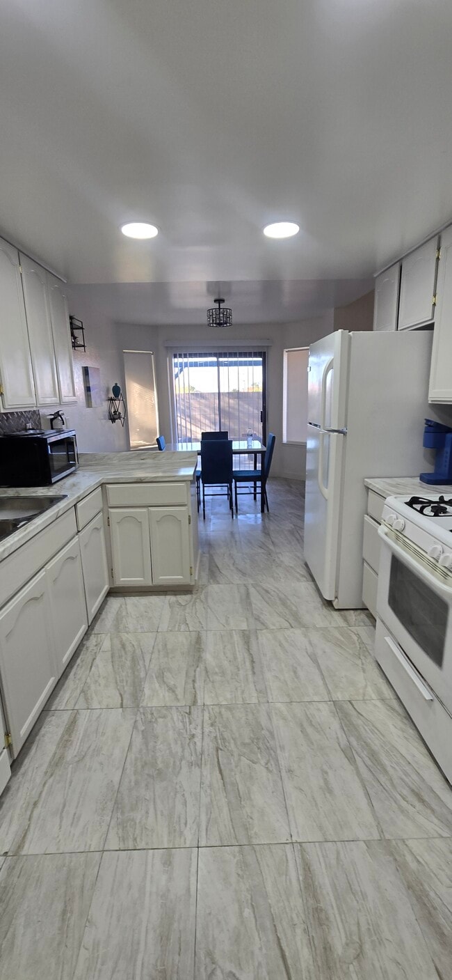 Cocina - 3403 E Avenue S3