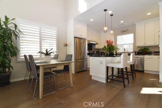 Photo - 84 Painted Trellis