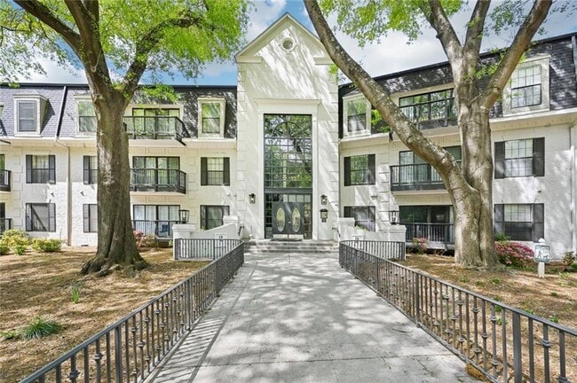 Building Photo - 2303 Pine Heights Dr NE