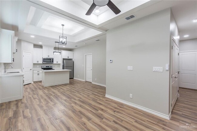 Photo - 9 Cedar Ave E