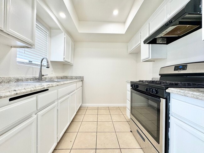 Building Photo - 5917 Woodman Ave Unit 103 Rental