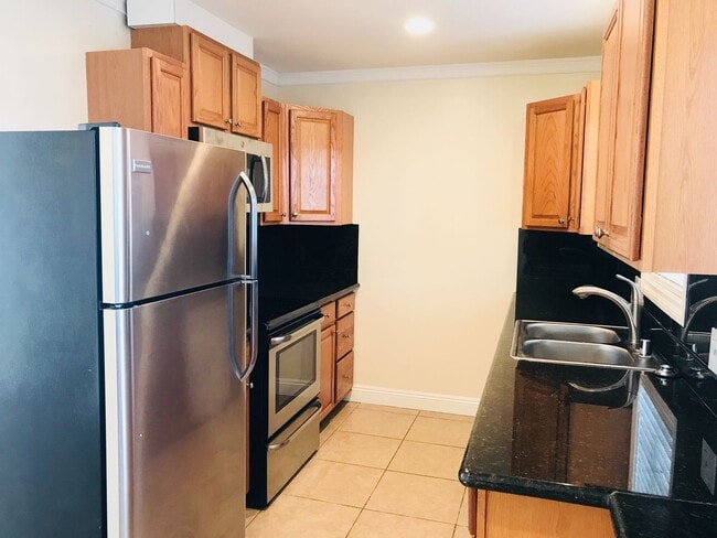 Photo - Ground Level Home La Jolla Village! Washer, Dryer, Parking, Upgraded Appliances! Walk to beaches! Unit 2