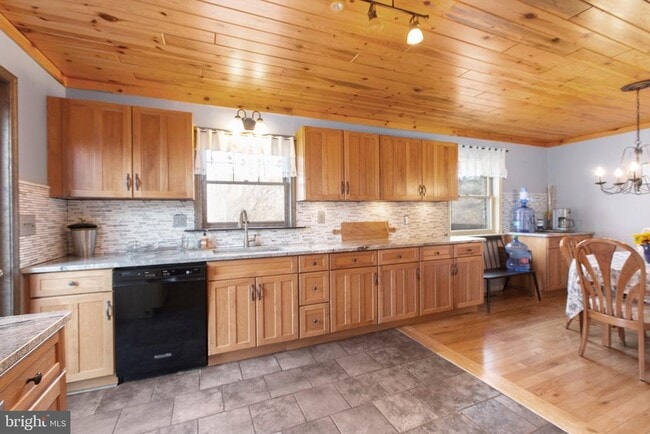 Photo - 76 Grove Ln