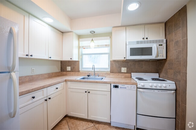 2BR, 1BA - 910SF - Kitchen - Casa Corsicana