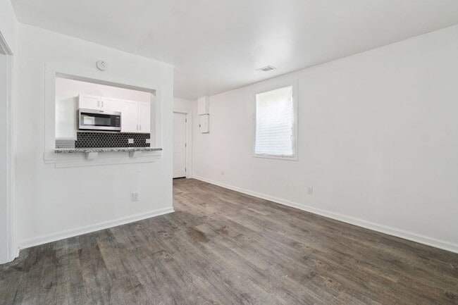Photo - 1098 Smith St SW