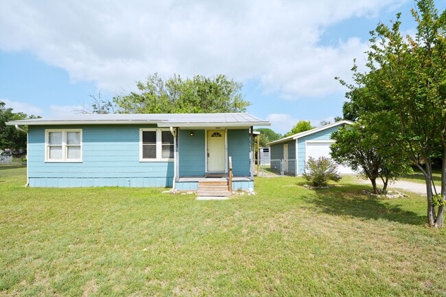 Building Photo - 823 Serna Dr