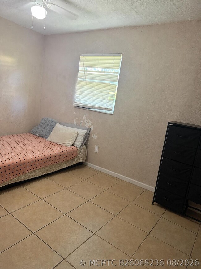 Photo - 1807 Douglas St S