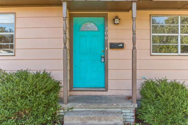 Photo - 306 E Jacobs Dr