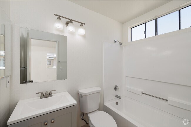 2BR, 2BA - 925SF - Primary Bathroom