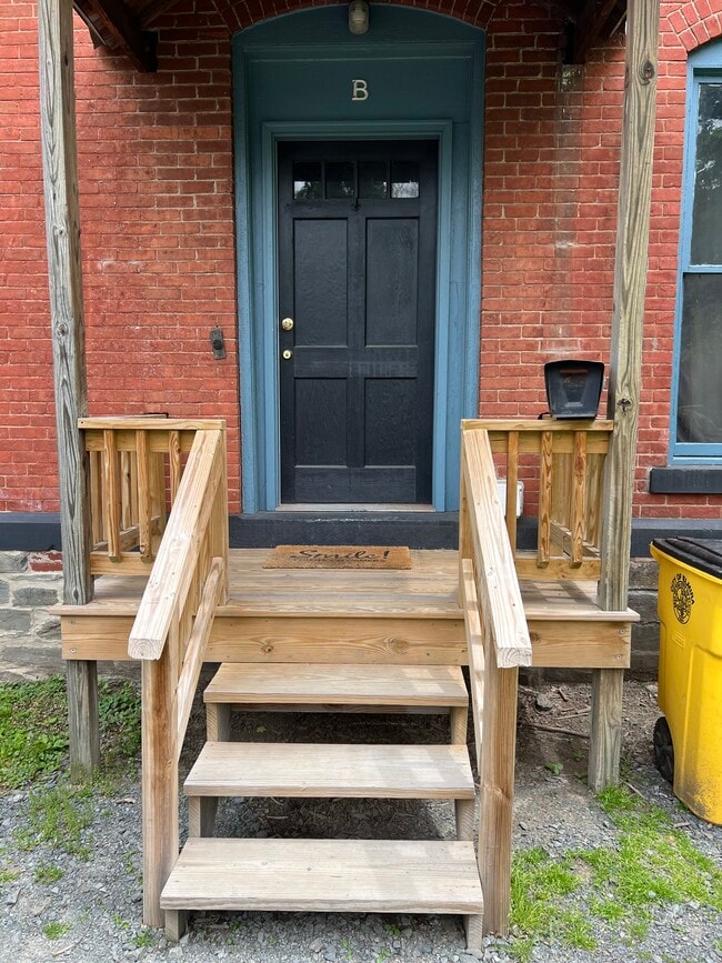 Building Photo - 118 E Chemung Pl Unit Apt B