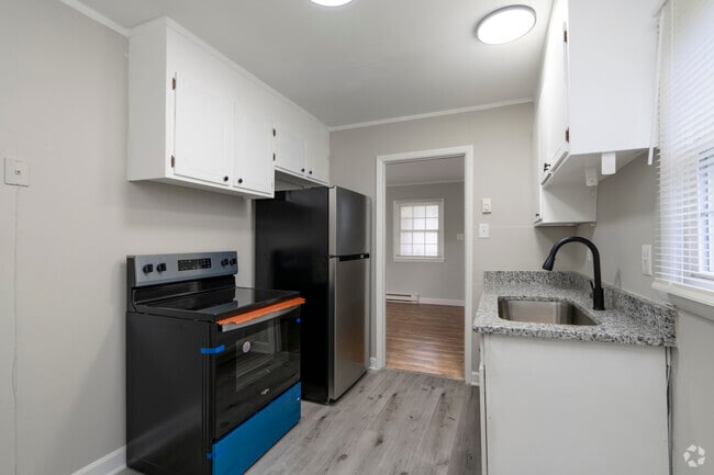 2BR, 1BA - 750SF - Kitchen