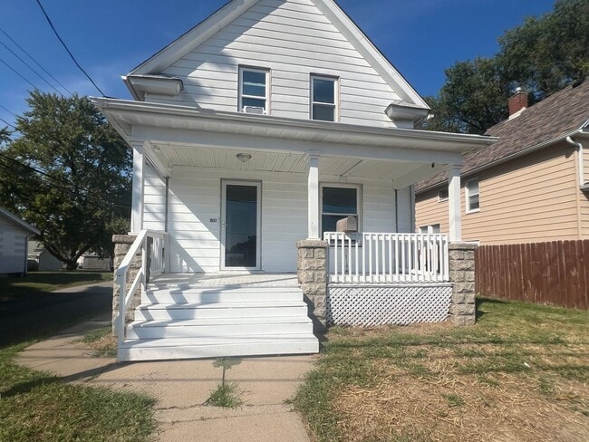 Building Photo - Large and Updated 3 Bedroom Home in Moline