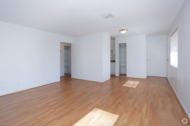 1BR, 1BA - 600 SF Living Room