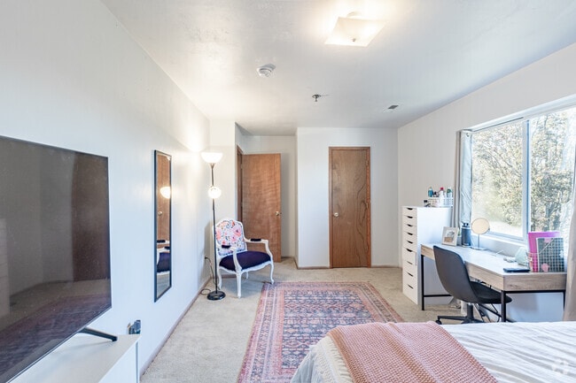 2BR, 2BA - 709/711 Giles