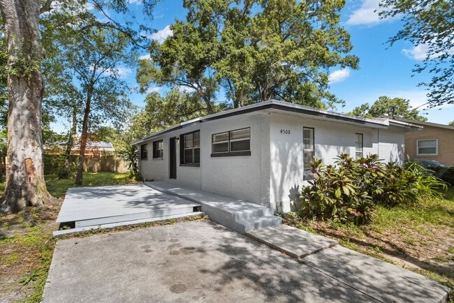 Photo - Spacious 4bdrm/1bath House ** $1,945.00 ** Section 8 OK ****