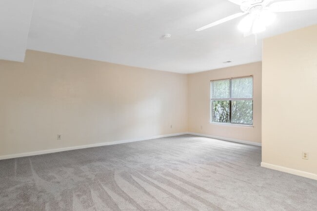 Photo - 3 Bed/2 Bath Pet Friendly Bus Route. Parking.