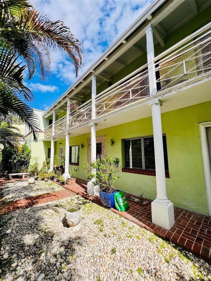 Photo - 2830 Pine Tree Dr Apartment Unit 5