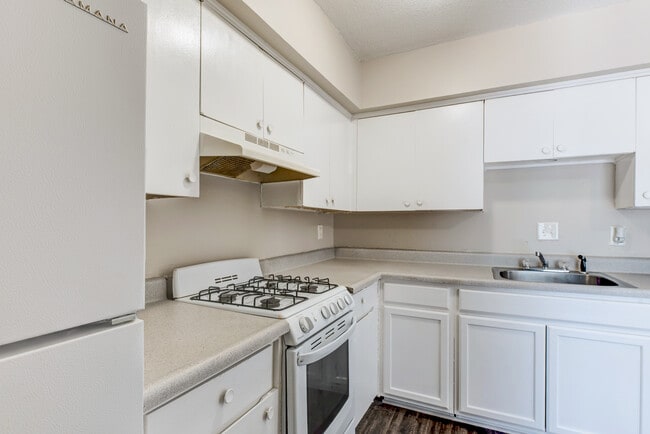 Kitchen - Cherry Creek Apartments