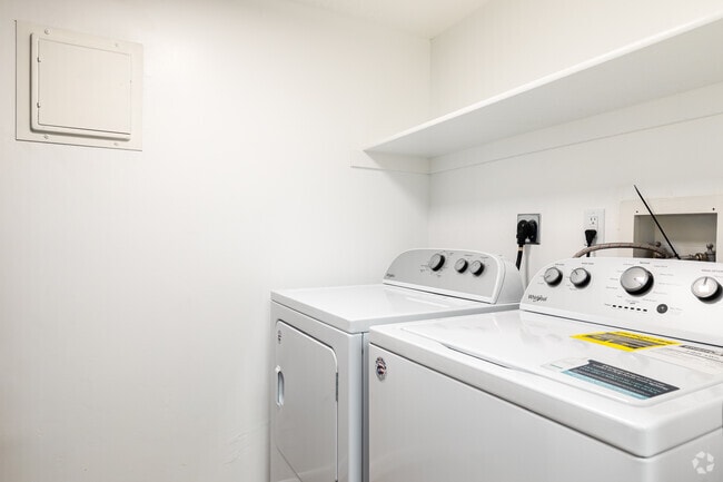 1BR, 1BA - 734SF