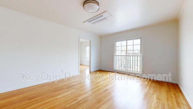 Building Photo - 2337 Judah St