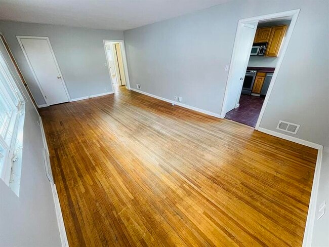 Photo - 5624 Lake St