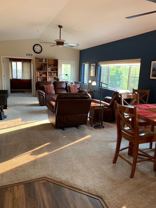 Photo - Sun filled top floor condo!
