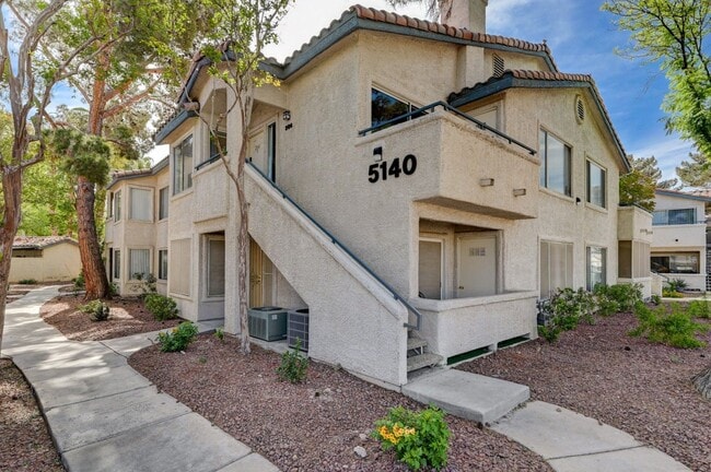 Building Photo - Spectacular 2 Bedroom. 2nd Floor Condo in Gated Community!