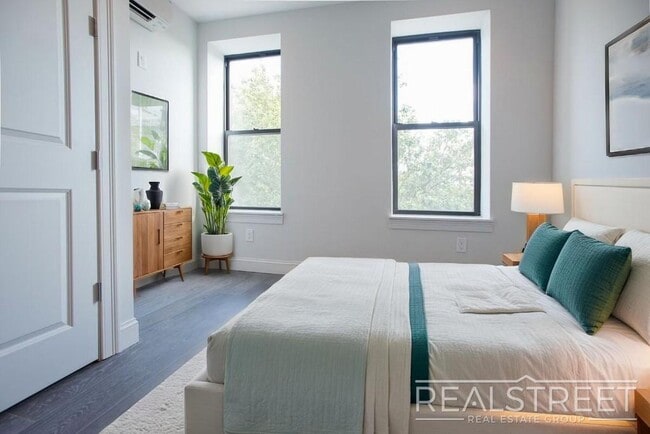 Photo - Super Bright 2 BED w LAUNDRY IN-Unit! Unit 3R