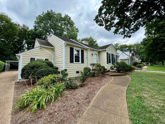 Building Photo - Charming Green Hills Single Family Home