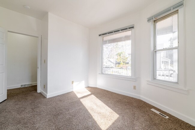 Photo - Spacious 4 Bedroom 2 Full Baths Available Kenosha