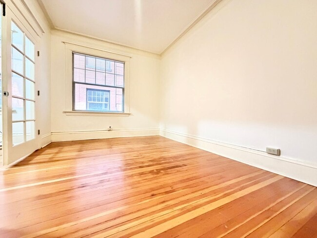 Photo - Charming 2nd Floor 1-Bed Condo in Ideal Nob Hill Location, W/S/G Included Unidad 203