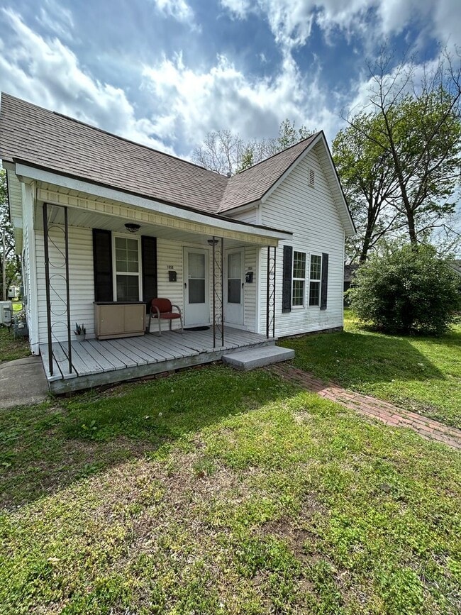 Building Photo - 105 W Jefferson St Unit 105 W Jefferson A